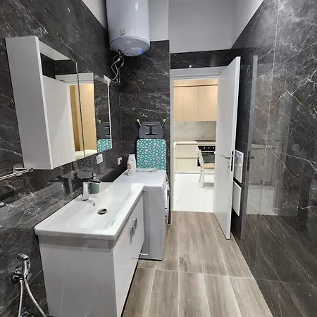 アパート Center Unit For Rent ティラナ