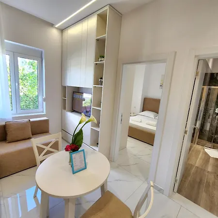 Center Unit For Rent Apartment *
